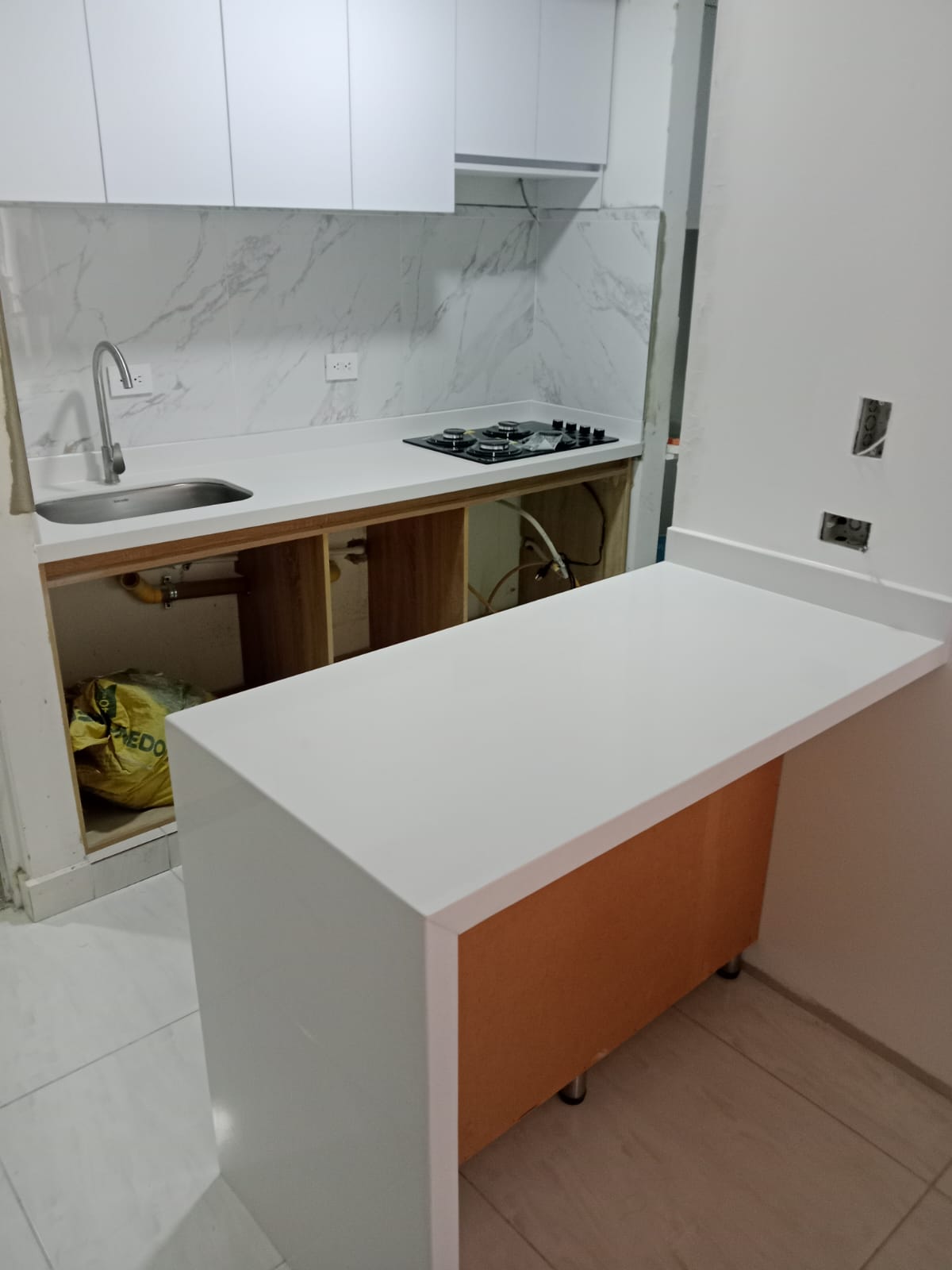 Mesón de cocina blanco