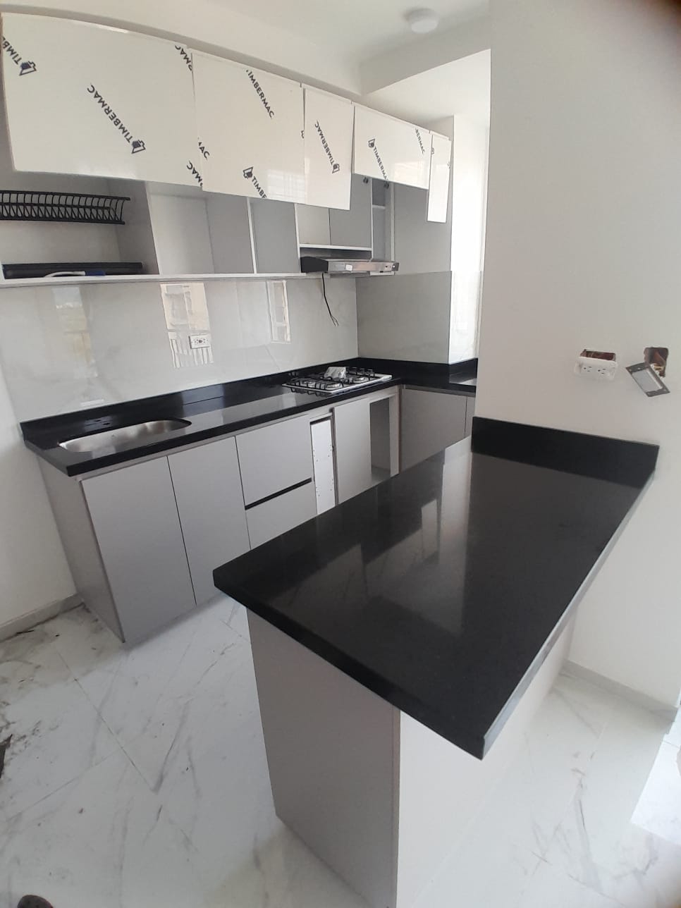 Isla de cocina en granito negro con vetas doradas