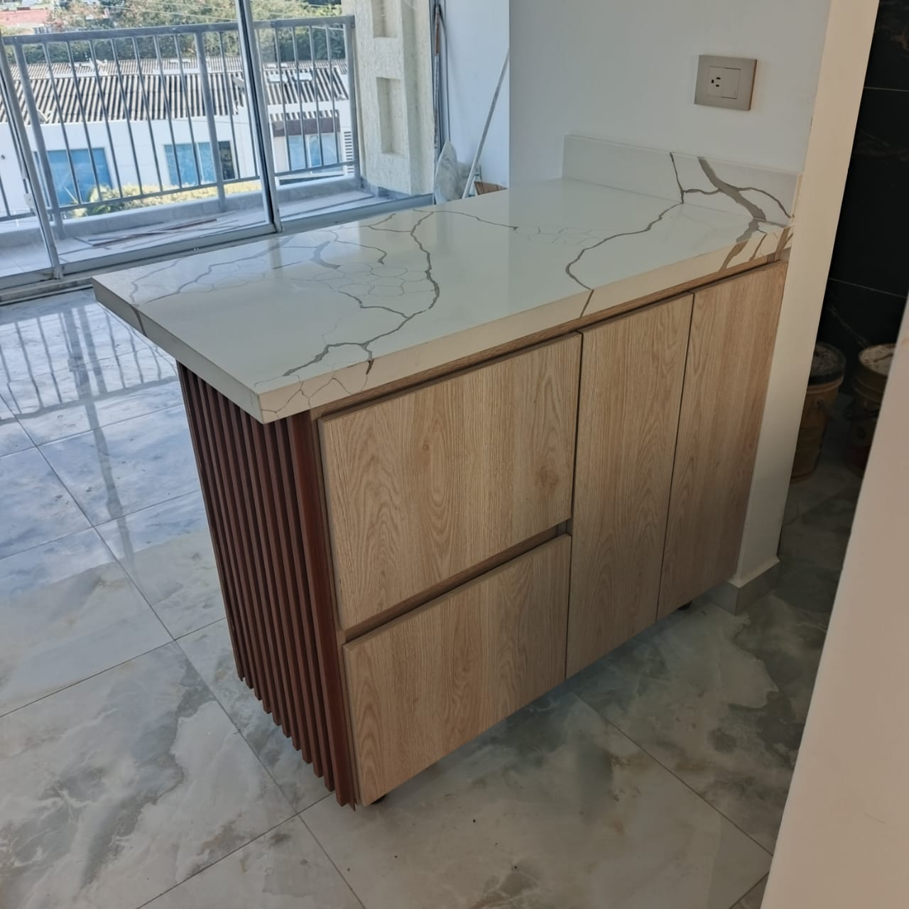 Mesón de cocina en mármol blanco vetado